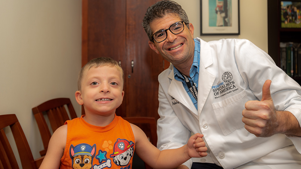 佩林医生和一个在BWS诊所接受治疗的小男孩